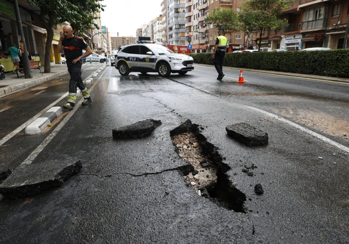 El reventón de una tubería obliga a cortar un carril en Peset Aleixandre 