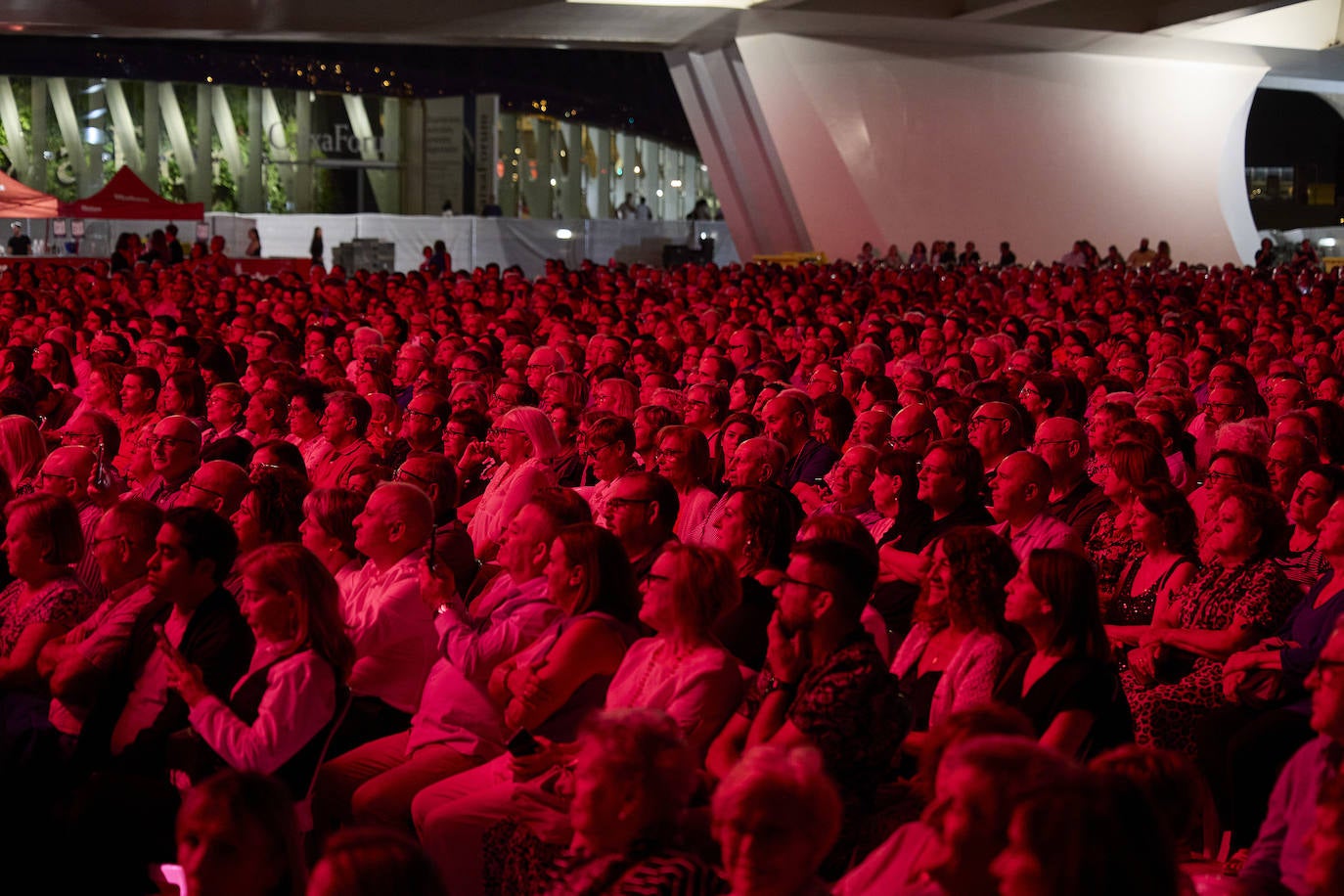 Raphael enamora a Valencia en otra &#039;gran noche&#039;