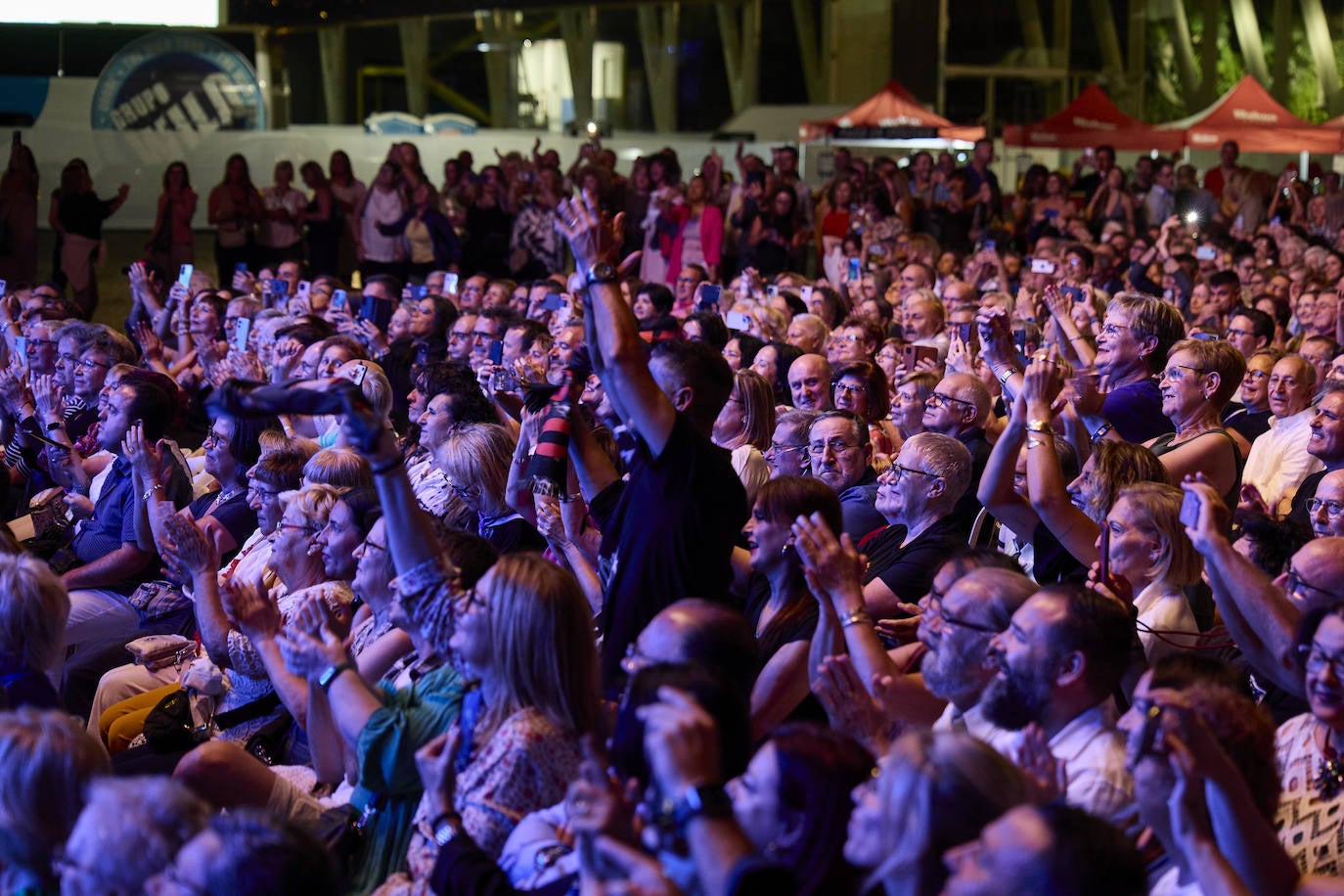 Raphael enamora a Valencia en otra &#039;gran noche&#039;