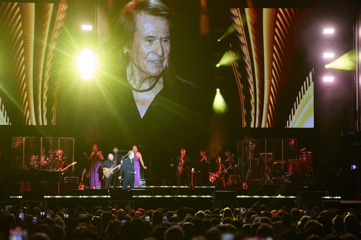 Raphael enamora a Valencia en otra &#039;gran noche&#039;