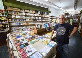 Juan Izquierdo, este sábado, en la entrañable librería y quiosco de la gran vía Fernando El Católico.