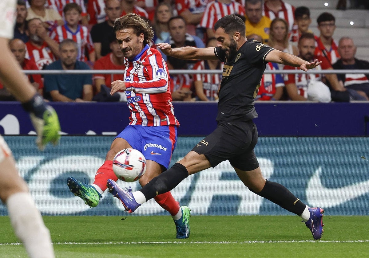 Luis Rioja, presionando a Antoine Griezmann.