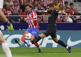 Luis Rioja, presionando a Antoine Griezmann.