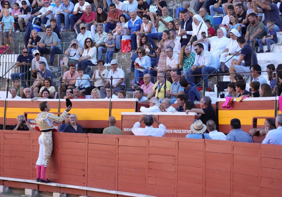 Brindis. El Niño de las Monjas brinda el toro a las monjas que le acogieron.