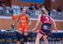 Cristina Ouviña inicia un ataque del Valencia Basket.