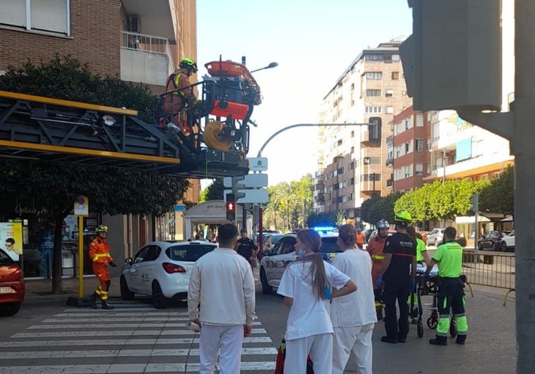 Bomberos y personal médico durante el rescate en la plaza del Reino de Alzira.