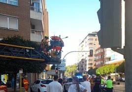 Bomberos y personal médico durante el rescate en la plaza del Reino de Alzira.