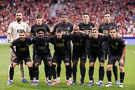 El once inicial del Valencia, posando en los instantes previos al inicio del partido ante el Atlético de Madrid.