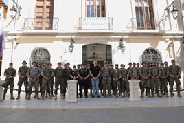 Los soldados son recibidos en el ayuntamiento.