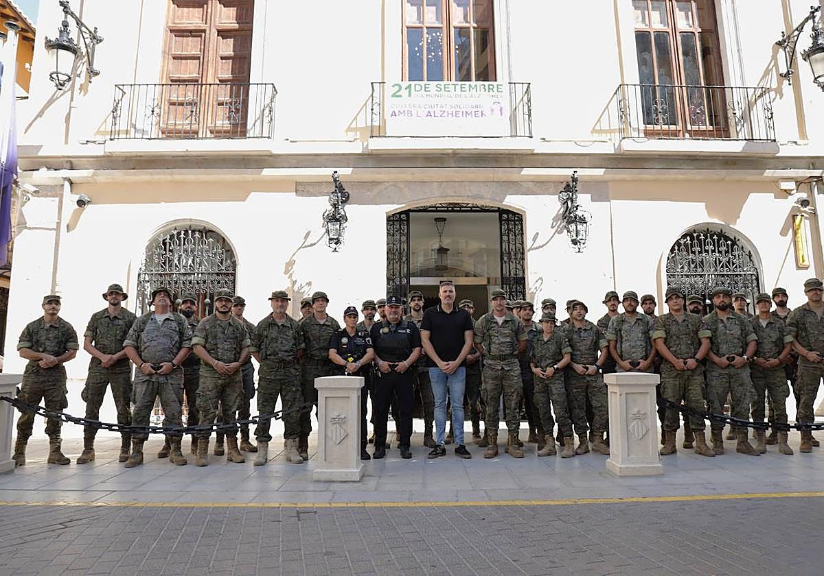 Los soldados son recibidos en el ayuntamiento.