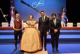 María junto al alcalde de Gandia.