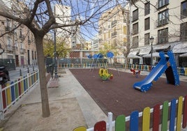 Un parque infantil en la calle de la Hiedra de Valencia.