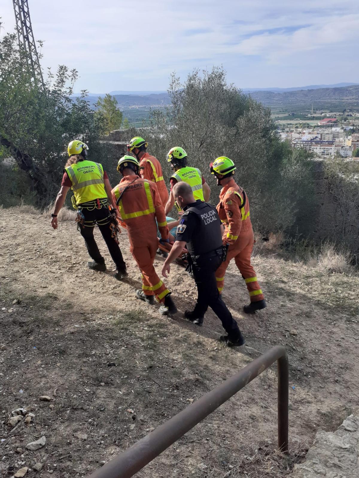 Momento del rescate de la mujer por pate de los efectivos GERA.