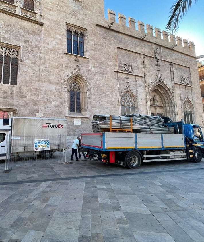 Imagen secundaria 2 - Instalación de los andamios para restaurar las almenas de la Lonja de Valencia.