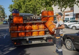 Reparto de bombonas de butano en una imagen de archivo.