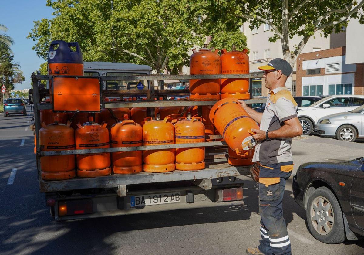 Reparto de bombonas de butano en una imagen de archivo.