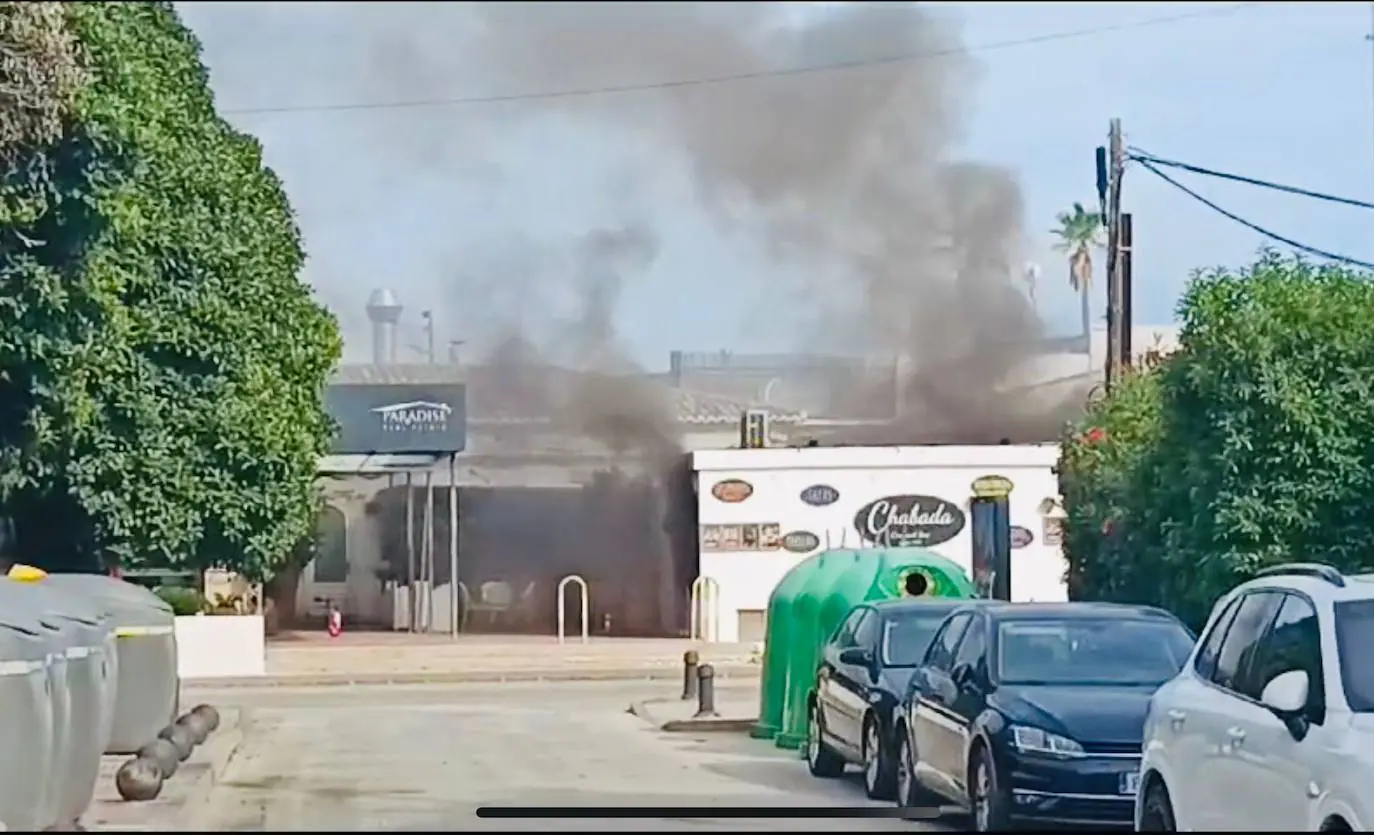 Un incendio en un transformador de Xàbia deja sin luz parte de la zona del Arenal 