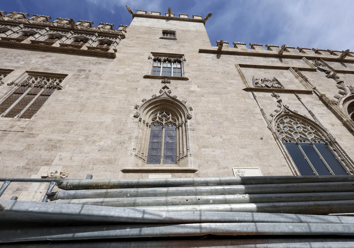 Cirugía de altura para recuperar las almenas de la Lonja 