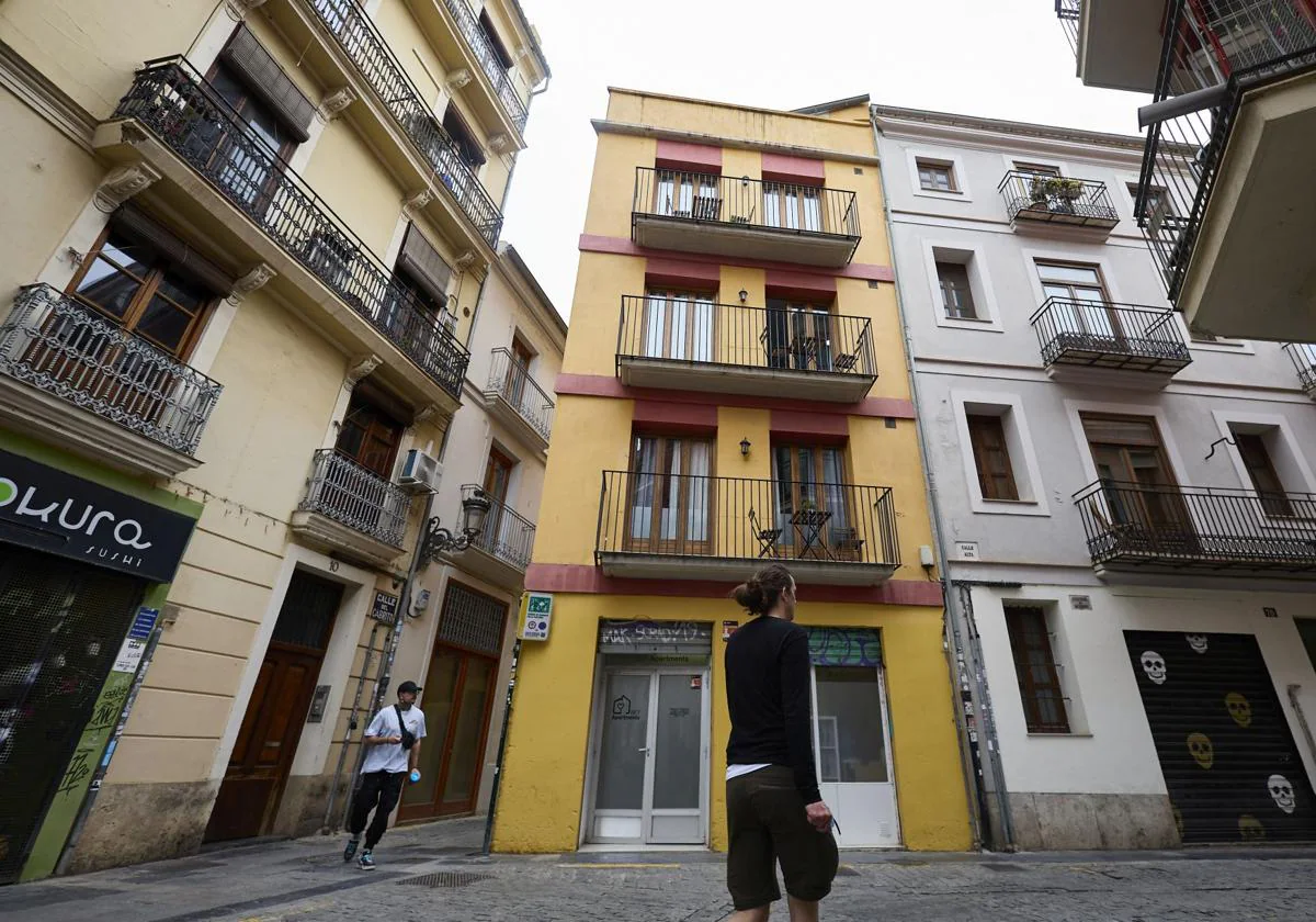 Valencia cortará los suministros de luz y agua a los pisos turísticos ilegales 