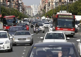 Tráfico en la Avenida del Puerto de Valencia.