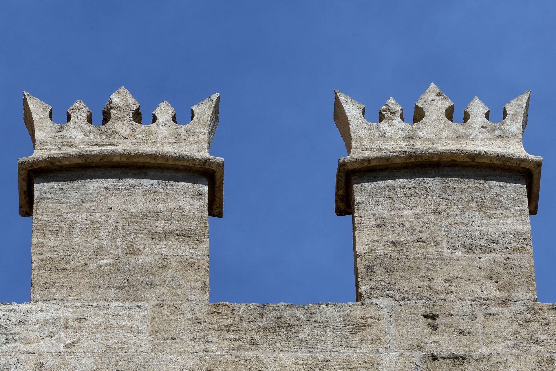 Comienzan los trabajos de restauración en las almenas de la Lonja