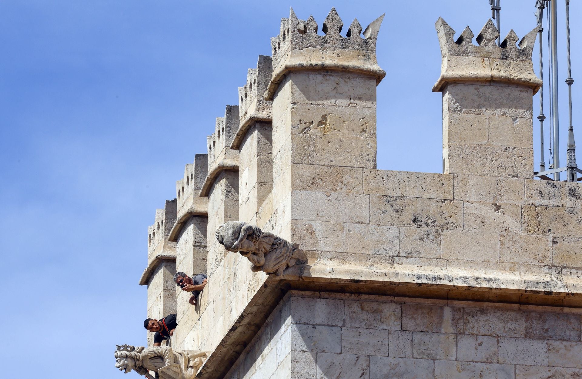 Comienzan los trabajos de restauración en las almenas de la Lonja