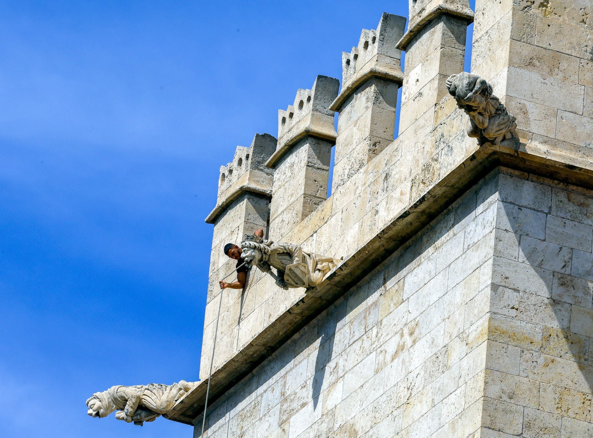 Comienzan los trabajos de restauración en las almenas de la Lonja