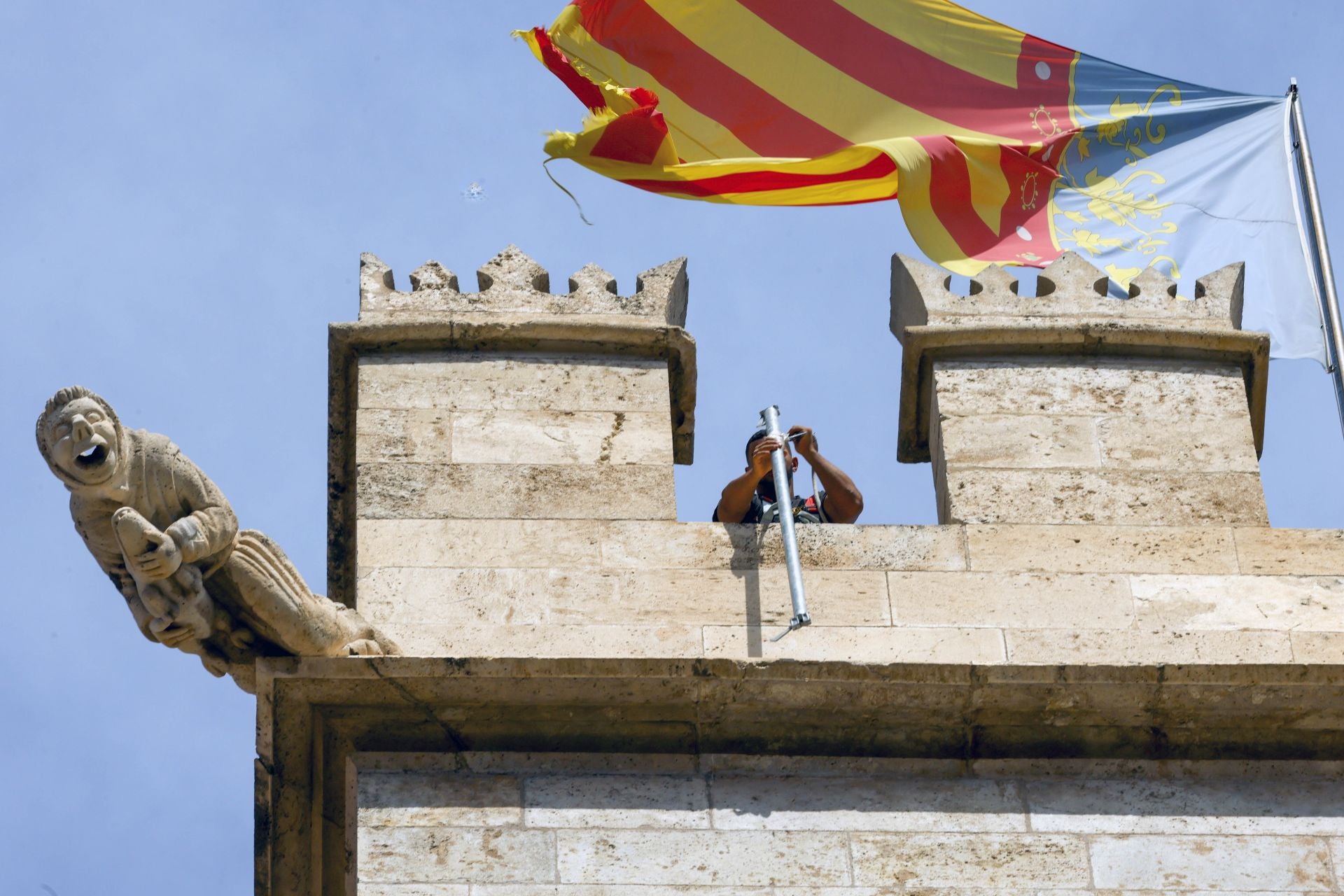 Comienzan los trabajos de restauración en las almenas de la Lonja