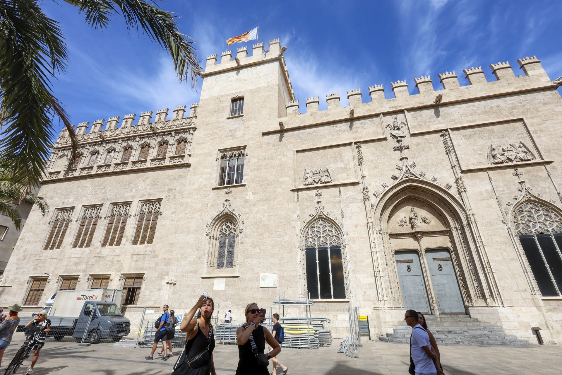 Comienzan los trabajos de restauración en las almenas de la Lonja