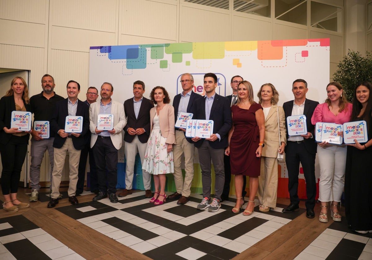 Los premiados y el jurado, con el presidente Mazón y la consellera Montes.