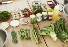 Una mesa con alimentos saludables en una imagen de archivo.