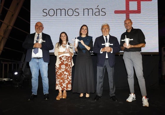 Los galardonados el pasado año, con su Observatori en la mano.