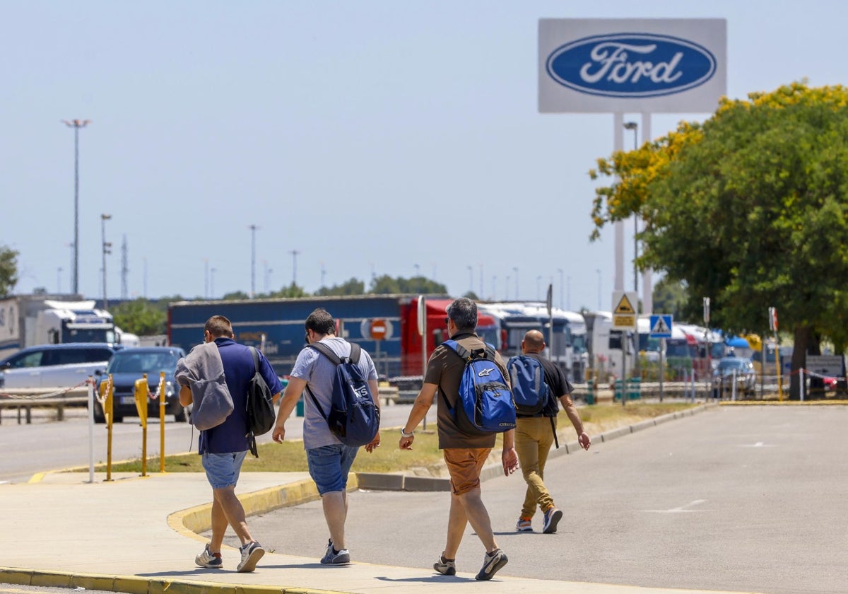 Trabajadores de Ford salen de las instalaciones de la planta de Almussafes.