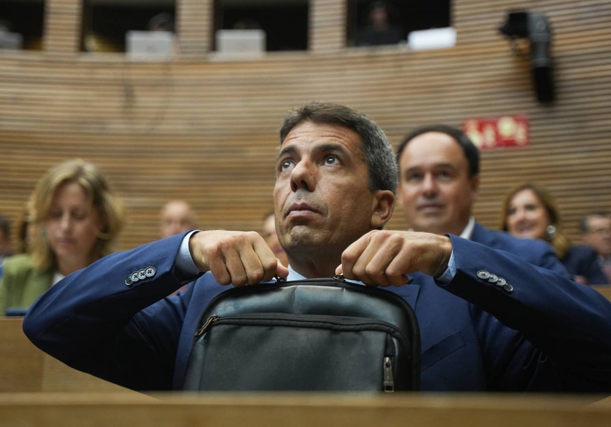 Mazón, minutos antes de iniciar su discurso en Les Corts.