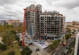 Limpieza del edificio incendiado en Campanar