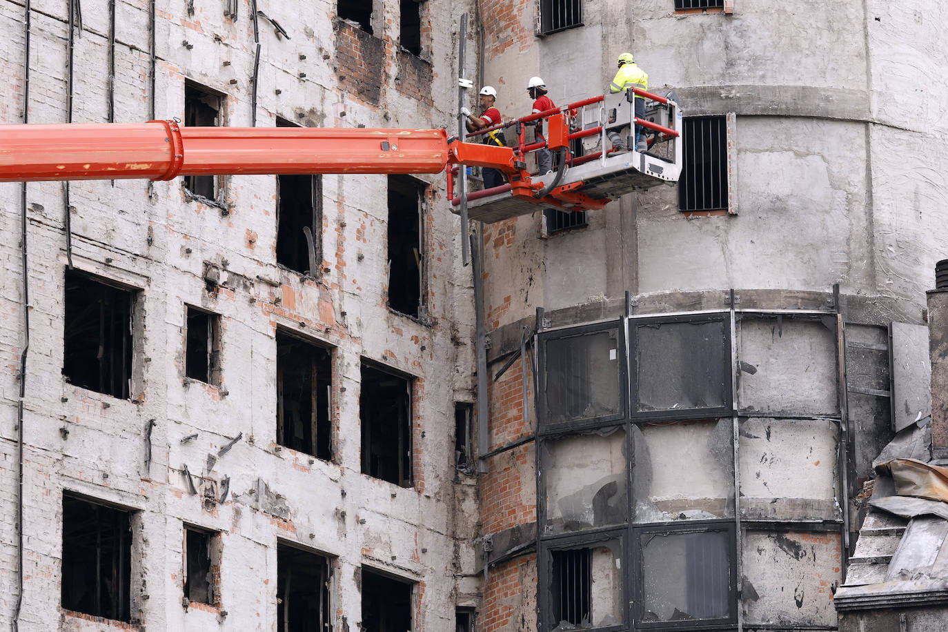 Limpieza del edificio incendiado en Campanar