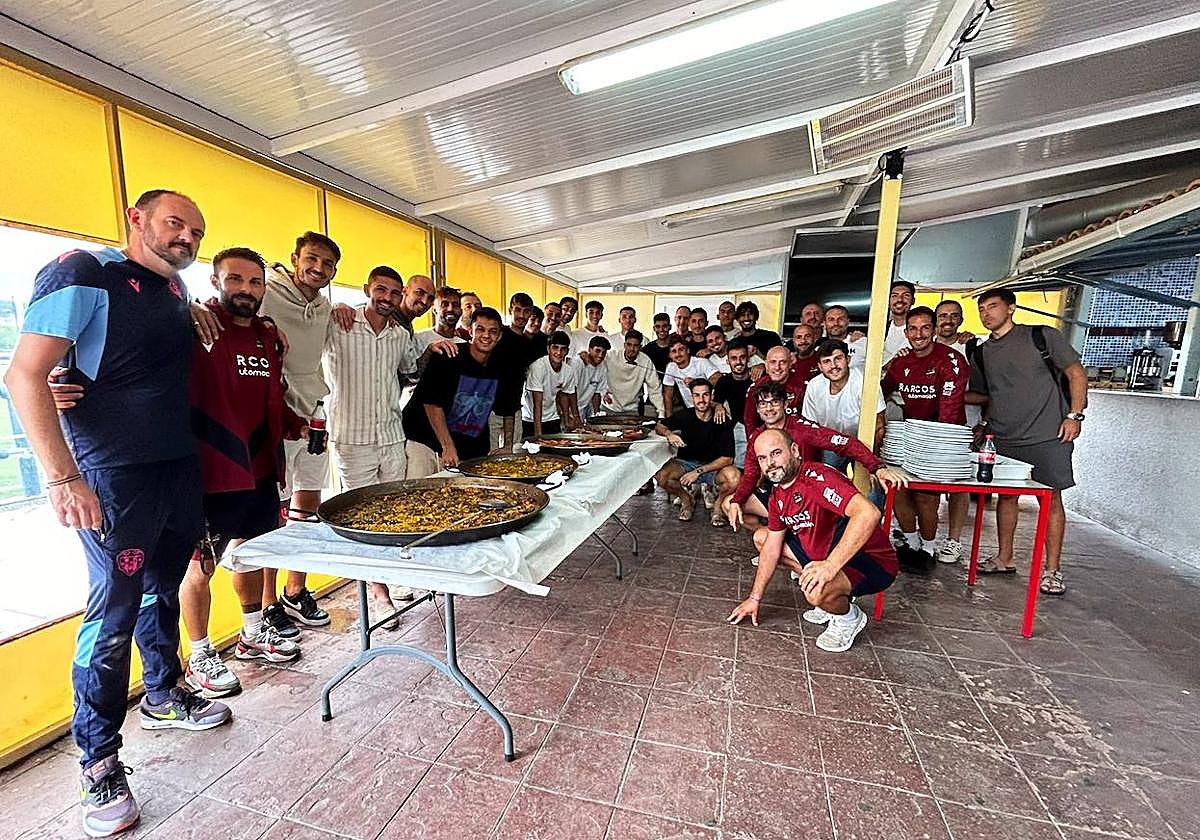 La plantilla y el cuerpo técnico del Levante, ayer, de comida en la Ciudad Deportiva de Buñol.