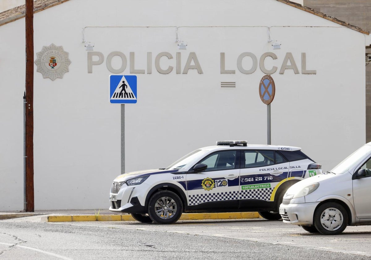 Un coche patrulla estacionado junto al retén de la Policía Local de Silla.