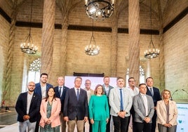 La alcaldesa de Valencia, María José Catalá, y los doce alcaldes de los municipios próximos a la Albufera, en la Lonja.