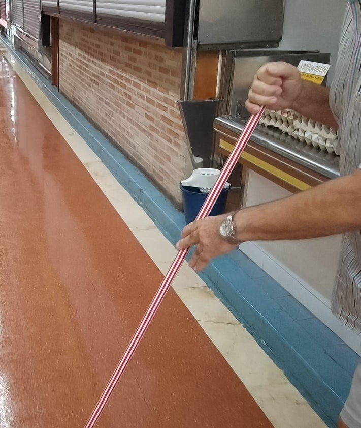 Imagen secundaria 2 - Vendedores y operario municipal, retirando el agua en el mercado del Cabanyal.
