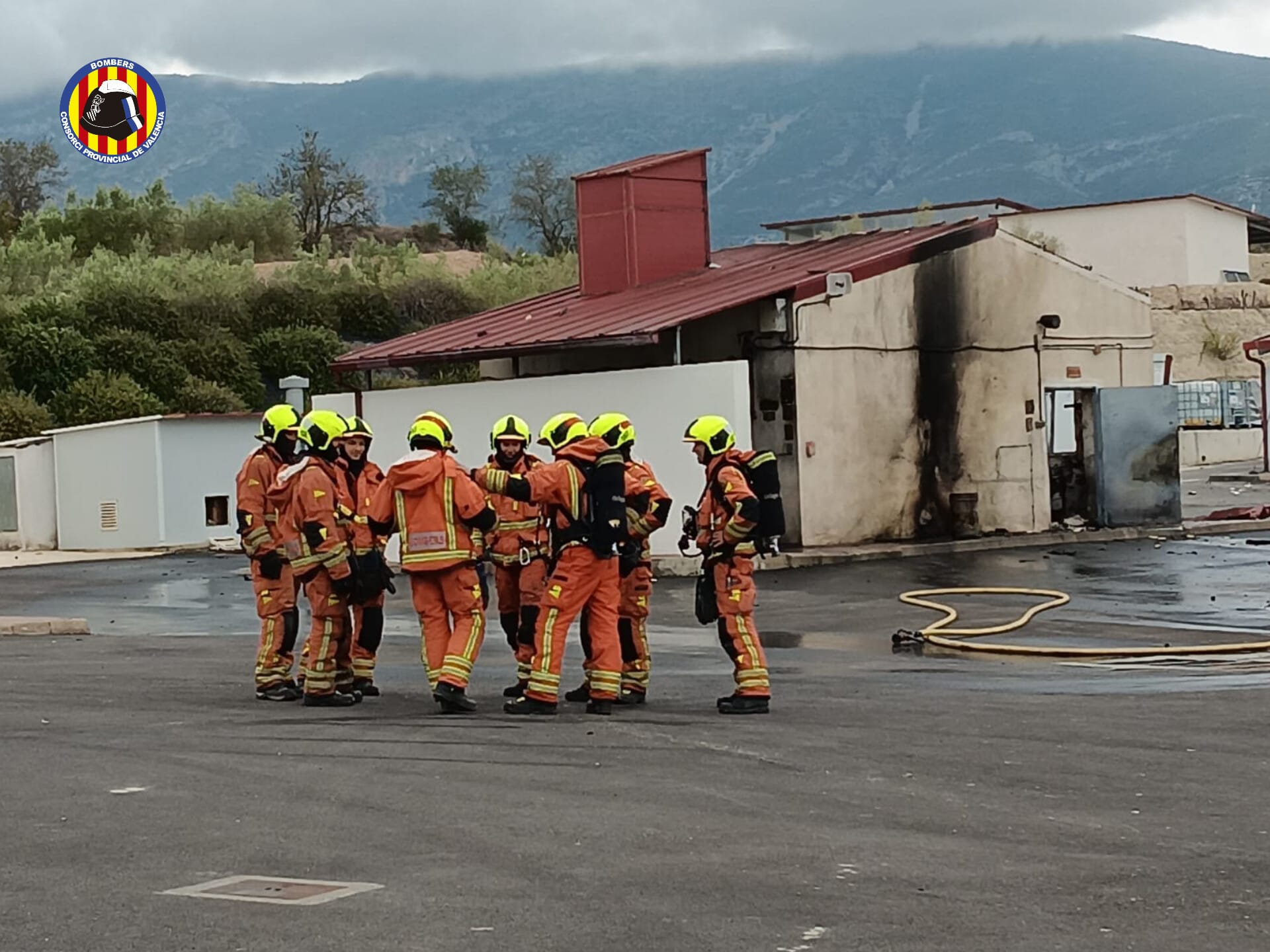 Cuatro dotaciones de bomberos han trabajado en el lugar.