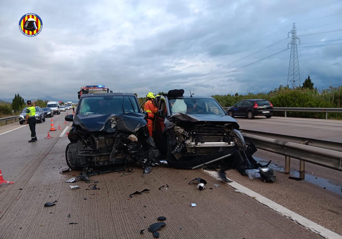 Excarcelan a dos personas atrapadas tras un accidente en la AP-7 en Oliva 