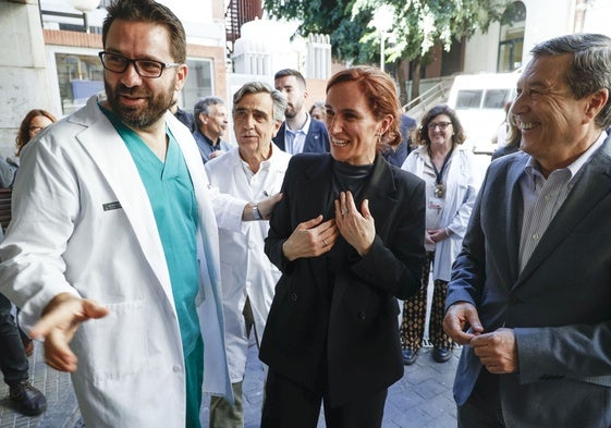 La ministra y el conseller de Sanidad, en una visita al hospital Clínico de Valencia.