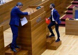 El president Carlos Mazón y el síndic socialista José Muñoz, en un momento del debate.