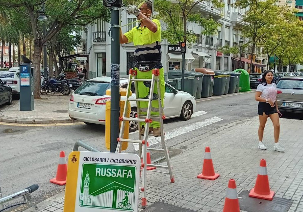 Instalación de señalización del ciclobarrio de Ruzafa.