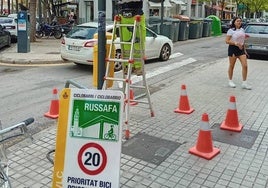 Instalación de señalización del ciclobarrio de Ruzafa.