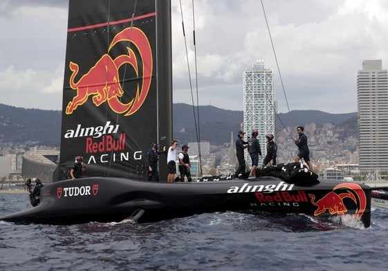 El Alinghi, en una de las regatas de esta semana en Barcelona.