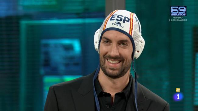 David Broncano, con el gorro de waterpolo de Paula Leitón.