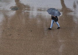 Una persona pasea bajo la lluvia este jueves en Valencia