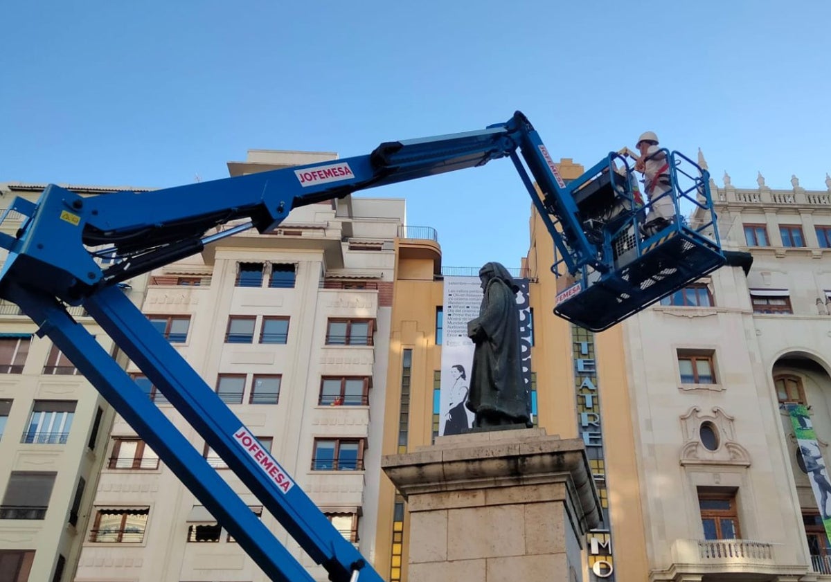 Imagen principal - Proceso de reparación de la escultura de Francesc de Vinatea.